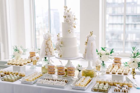 Modern Wedding Candy Bar: All-White Monochromatic Cake and Desserts Candy Bar Ideas, Gold Dessert Table, White Dessert Tables, Candy Table Decorations, Sweets Table Wedding, Sweet Table Wedding, Buffet Dessert, Gold Dessert, White Desserts