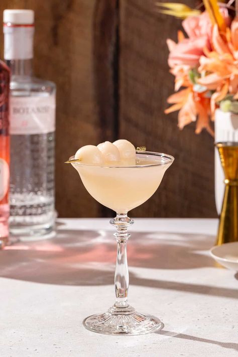 This Lychee Gin Martini is an elegant lychee cocktail with both lychee fruit and lychee liqueur. This is such an easy and elegant sip! Great for a Valentine's Day cocktail or for any fancy occasion. Lychee, gin and dry vermouth work perfectly together. Garnish with some fresh lychee fruits for an even prettier drink! Lychee Gin Cocktail, Lychee Cocktail, Gin Martini, Lychee Martini, Lychee Fruit, Dry Vermouth, Pretty Drinks, Summer Entertaining, Gin Cocktails