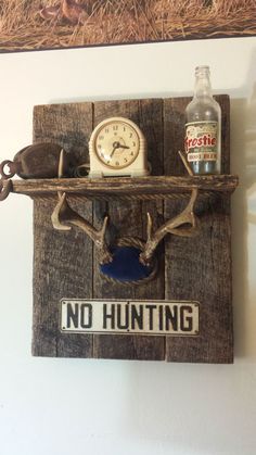 Deer Antler Decor Ideas, Antler Shelf, Deer Hunting Decor, Deer Antler Crafts, Deer Antler Decor, Hunting Signs, Antlers Decor, Antler Crafts, Deer Mounts