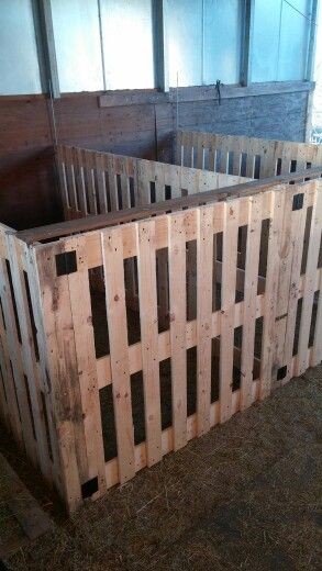 Our sheep pens made from pallets Sheep Pen, Goat Shelter, Goat Pen, Goat House, Made From Pallets, Goat Care, Goat Barn, Raising Goats, Pygmy Goat