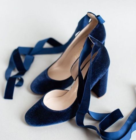 Closed Toe Wedding Shoes, Dr Shoes, Fancy Shoes, Stil Inspiration, Blue Heels, Mode Inspo, Pretty Shoes, Trendy Shoes, Court Shoes