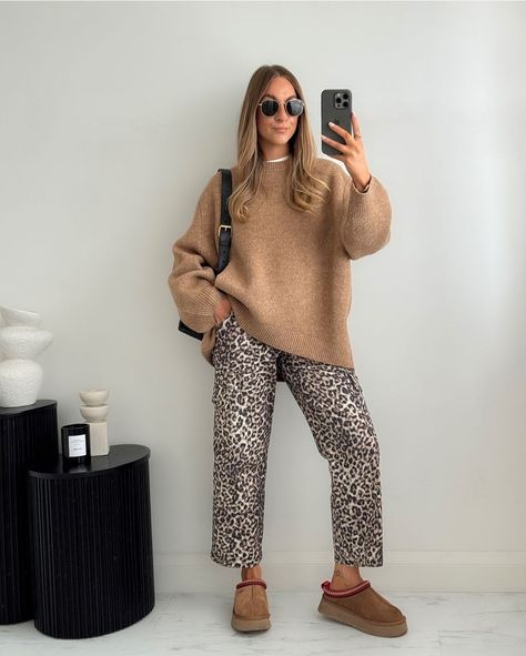 Cheetah Barrel Jeans Outfit, Cropped Plaid Pants Outfit, Wide Leg Leopard Jeans Outfit, Leopard Button Down Shirt Outfit, Leopard Pants Outfit Winter, Leopard Slip Skirt Outfit, Leopard Print Jeans Outfit Street Style, Styling Leopard Pants, Cheetah Print Jeans Outfit