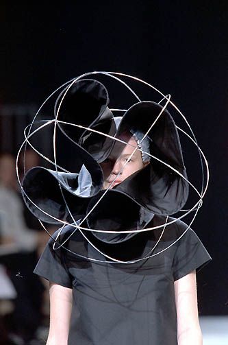 Eiko Ishioka, Sculptural Fashion, Crazy Hats, Rei Kawakubo, 3d Fashion, Body Adornment, Weird Fashion, Futuristic Fashion, Fashion Runway