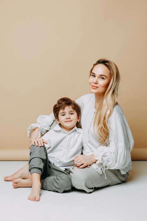 Minimalist Family Photoshoot, Studio Family Photography, Mother Son Photos, Son Photo Ideas, Studio Family Portraits, Family Photo Studio, Mother Baby Photography, Family Studio Photography, Mommy And Me Photo Shoot