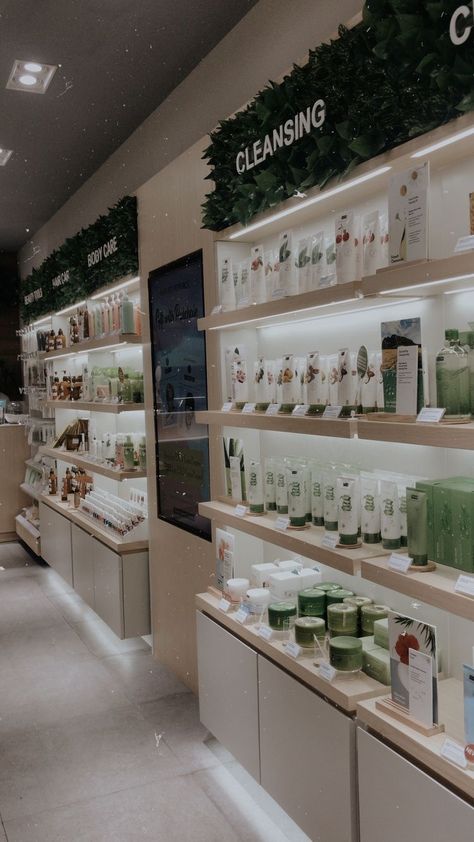 Modern Cosmetic Store Design, Cosmetic Decoration Ideas, Skin Care Retail Display Ideas, Earthy Store Interior, Store Cosmetics Design, Beauty Store Interior Retail Design, Med Spa Product Display, Skin Care Store Design, Skin Care Store Interior Design