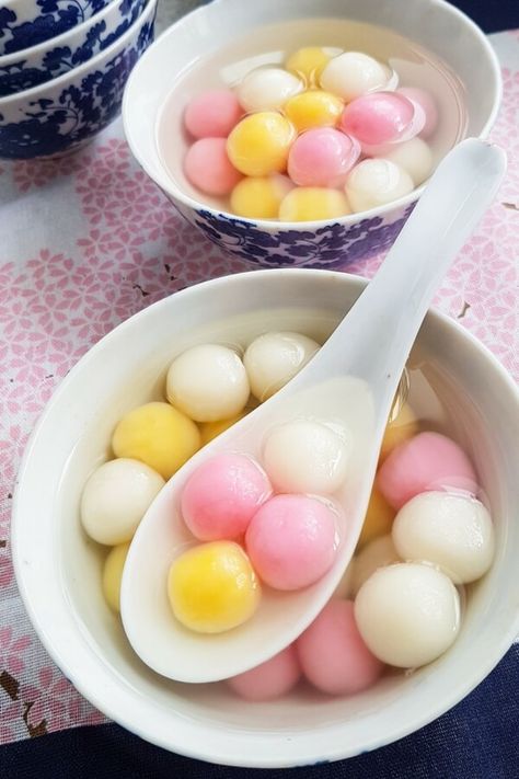 Tang Yuan (Glutinous rice balls in sweet ginger syrup). A dessert served during Chinese festivals and celebrations. #chinesedessert #dongzhi #tangyuan #sweetdumplings | souperdiaries.com Tang Yuan Recipe, Glutinous Rice Balls, Beras Ketan, Tang Yuan, Cibo Asiatico, Sweet Soup, Sweet Rice, Ginger Syrup, Chinese Dessert