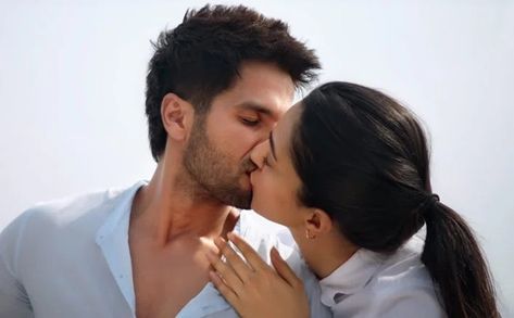 Bekhayali Song, Shahid Kapoor And Kiara, Kiss Photos, Famous Dialogues, Kabir Singh, Romance Couple, Hollywood Video, Movie Screenshots, Romantic Kiss