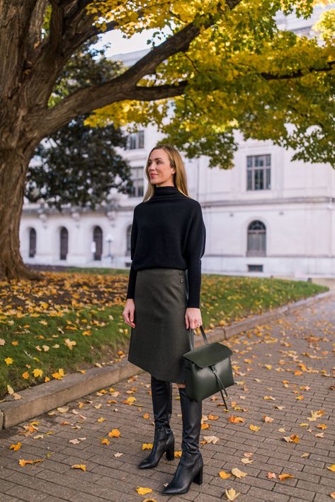 Fall Skirt Outfits, Sweater Skirt Outfit, Fall Wardrobe Staples, Sweater And Skirt, Skirt Outfit Ideas, Fall Skirt, Oversized Sweater Outfit, Skirt Outfits Fall, Fashion Jackson