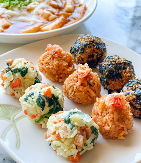 Korean Rice Balls - Cook With Dana Korean Rice Bowl Recipe, Tteokbokki Sauce, Meals Under 30 Minutes, Korean Rice Balls, Rice Balls Recipe, Kimchi Rice, Recipe Korean, Asian Rice, Korean Rice