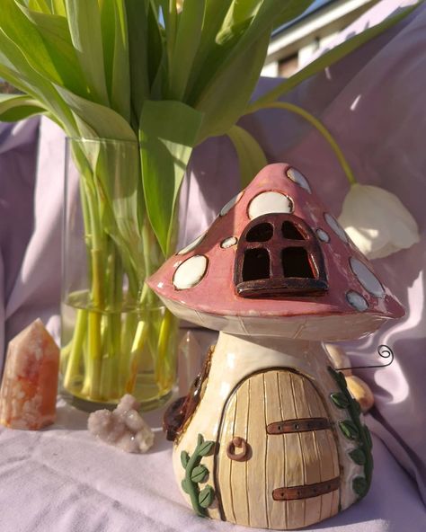 Mushroom House Pottery Painting, Fairy House Pottery Painting, Ceramics Fairy House, Fairy Clay Ideas, Mushroom House Ceramic, Mushroom House Pottery, Fairy House Mushroom, Fairy House Pottery, Fairy Clay Art