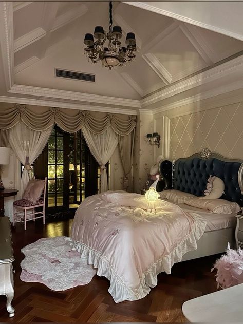 Organizing A Small Bedroom, Refurbishing Furniture, Royal Room, Dream Bedroom Inspiration, Space Saving Hacks, Saving Hacks, Dream Apartment Decor, تصميم للمنزل العصري, Princess Room