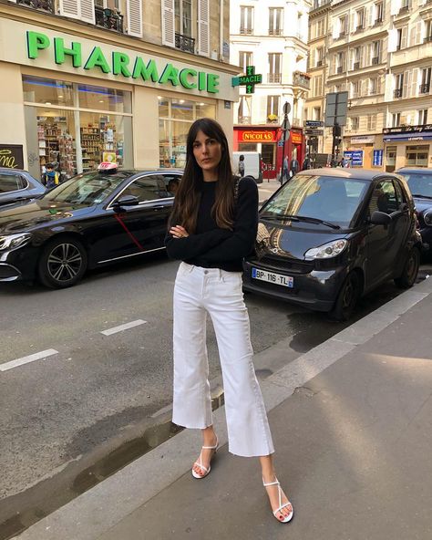 Hooligan Clothing, Leia Sfez, Paris Outfit Ideas, Jeans Heels Outfit, Jeans Trend, White Jeans Outfit, Black Jeans Women, Jeans Outfit Women, Cropped White Jeans