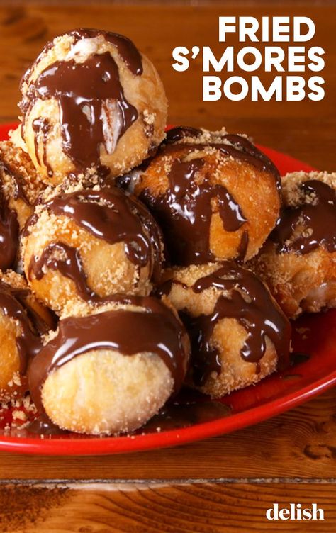 Fried S'mores Bombs Are Loaded With Melty MarshmallowsDelish Fried Smores Recipes, Deep Fried Smores, Smore Dessert Recipes, Groovy Desserts, Fried Smores, Bbq Apps, Snacking Ideas, Smores Bites, Carnival Foods