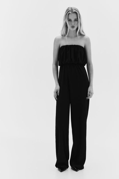 Loose-fit bandeau jumpsuit with narrow elastic at upper edge and at waist. Wide legs.