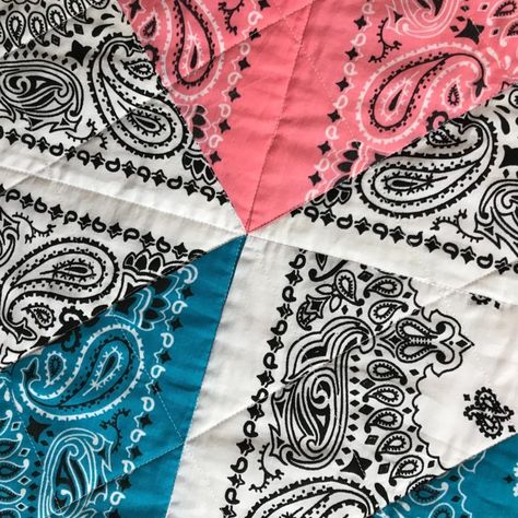 How to Make a Bandana Quilt - Create with Claudia Bandana Rag Quilt, Rag Quilt Ideas, Bandana Quilts, Organizing Fabric Scraps, Bandana Quilt, Bandana Crafts, Bandanas Diy, Bandana Blanket, Rag Quilt Patterns