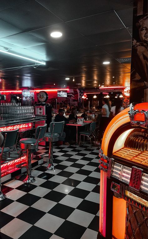 Old School Diner Aesthetic, Retro Pizza Restaurant, Dark 50s Aesthetic, 90s Diner Aesthetic, Old Restaurant Aesthetic, Greasers Aesthetic, Oldie Aesthetic, 50s Diner Aesthetic, Pizzaria Aesthetic