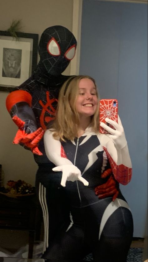 Miles Morales And Spider Gwen, Spiderman And Gwen Stacy, Gwen Stacy Costume, Spiderman And Gwen, Spider Gwen Costume, Miles Morales Costume, Cute Couples Costumes, Halloween Parejas, Spiderman Costume