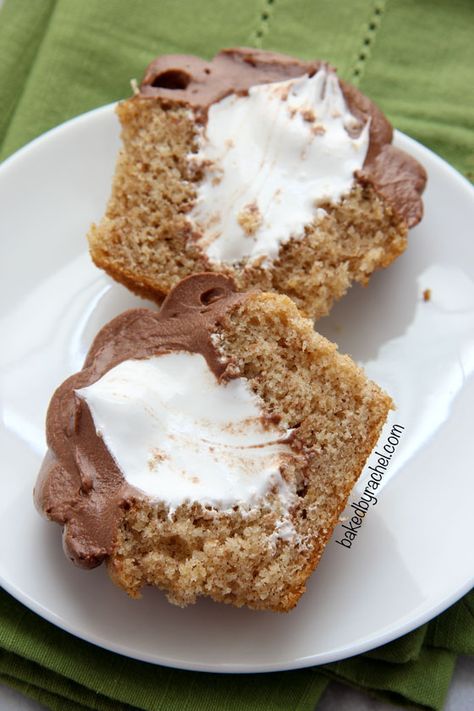 Graham cracker s'more cupcakes with marshmallow filling and chocolate buttercream frosting. Recipe by @bakedbyrachel Cupcake Smores, Chocolate Buttercream Frosting Recipe, Marshmallow Filling, Homemade Marshmallow, Chocolate Buttercream Frosting, Buttercream Frosting Recipe, Frosting Recipe, S'mores, Chocolate Buttercream