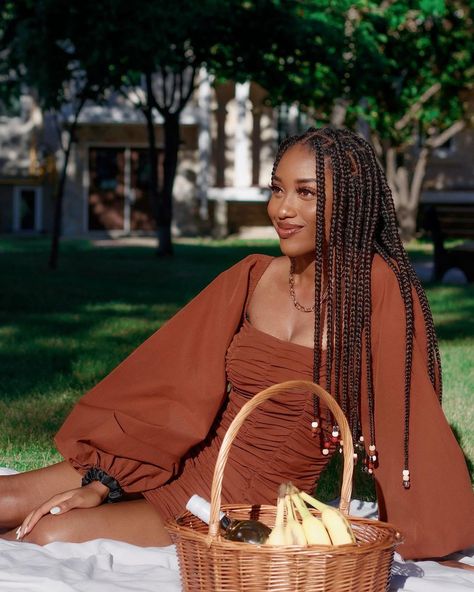 Golden hour black girl. Melanin. picnic. Knotless braids with beads style. Garden brunch. Brown aesthetic Brown Knotless Box Braids, Braids Light Brown, Knotless Hairstyle, Black Woman With Braids, Brunch Outfit Black Woman, Black Woman Braids, Woman With Braids, Beaded Braids, Knotless Braids With Beads