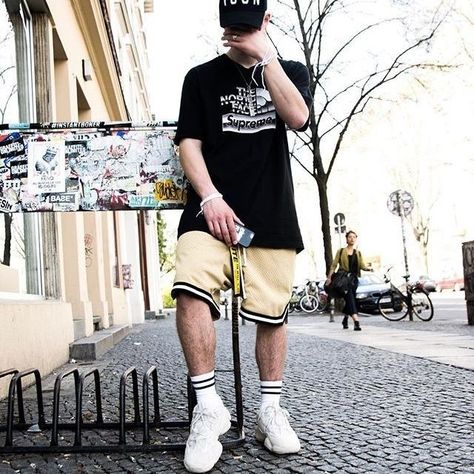 Basketball Shorts Outfit, Shorts Outfit Men, Basketball Street, Hypebeast Outfits, Outfits Sport, Mens Street Style Summer, Outfit Male, Young Mens Fashion, Look Con Short