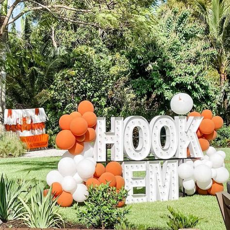 Longhorn Party Ideas, Graduation Backyard Party, Cute Graduation Party Ideas, Longhorn Party, Graduation Party Drinks, Backyard Graduation Party Ideas, Graduation Picnic, College Graduation Party Ideas, Graduation Table Centerpieces