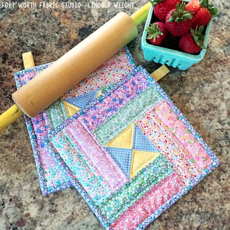 Sew Pot Holders, Quilted Potholder Pattern, Diy Table Runner, Quilted Pot Holders, Quilted Potholders, Free Pattern Download, Potholder Patterns, Trendy Sewing, Sewing Table