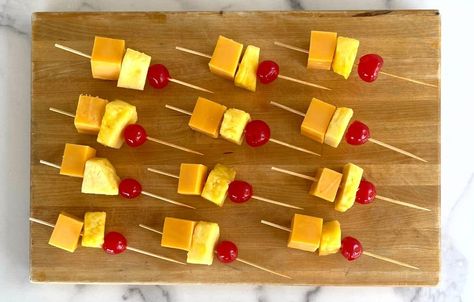 Cheese And Pineapple Sticks Cheese And Pineapple Hedgehog, Cherry Appetizers, Toothpick Appetizers Easy, Pineapple Appetizers, Pineapple Cake Decoration, Cream Cheese Balls Recipe, Cheese And Pineapple, Pineapple Snack, Blueberry Goat Cheese