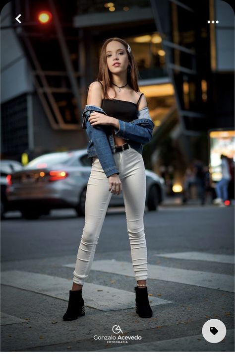 Book Influencer, Female Modeling Poses, City Fashion Photography, Female Portrait Poses, Pose Model, Stylish Photo Pose, Standing Poses, Fashion Photography Poses, Model Poses Photography