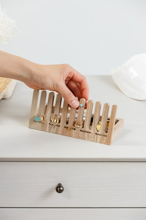 Ring Holder Diy, Wood Jewelry Diy, Ring Organizer, Jewellery Holder, Diy Jewelry Display, Earring Kit, Ring Storage, Solitaire Rings, Wall Hanging Diy