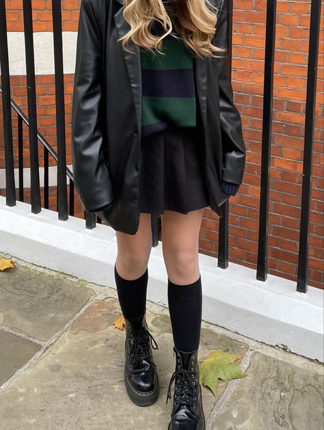 Fall Aesthetic Outfit Women, Casual Autumn Outfits Aesthetic, Combine Clothes Aesthetic, Estilo Rory Gilmore, Sixth Form Outfits, Skirt School, The Inheritance Games, Inheritance Games, Skater Skirts