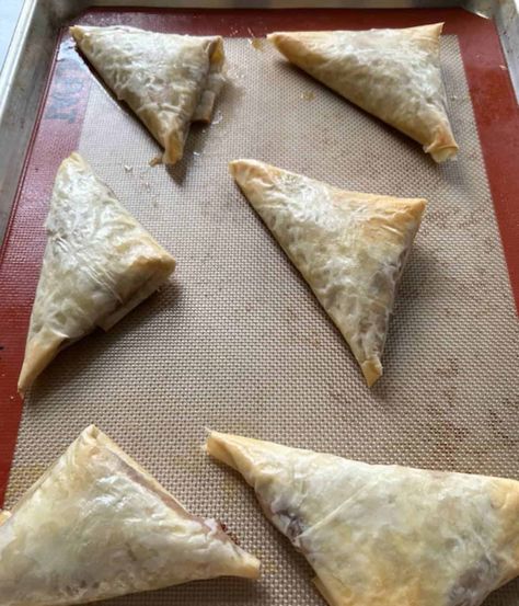 These Apple Turnovers with Phyllo Dough, also known as filo pastry, are flaky, buttery and stuffed with apple pie filling. They are the perfect Fall dessert, and great for Holidays. Ready in less than an hour! Phyllo Dough And Apple Pie Filling, Apple Turnovers With Phyllo Dough, Apple Phyllo Dough Recipes, Fillo Dough Recipes, Filo Dough Recipes, Fruit Filling Recipe, Philo Dough, Phyllo Dough Recipes, Apple Turnovers