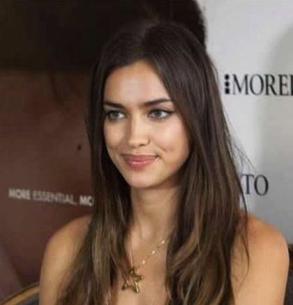 Irina Shayk Photos, Cheeky Smile, Beatiful People, Model Aesthetic, Irina Shayk, Old Money Aesthetic, Beauty Queens, Dark Hair, Pretty Face