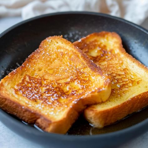 This banana french toast recipe brings a sweet twist to your morning routine! Featuring thick brioche soaked in banana-cinnamon batter, it's drool-worthy. Banana French Toast Recipe, Banana Bread French Toast, Banana Toast, Banana French Toast, Toast Sandwich, French Toast Easy, Weekend Breakfast, Banana Slice, French Toast Recipe