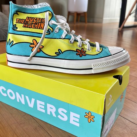 Part Of A Collection Celebrating The Iconic Animated Franchise, The Scooby-Doo X Chuck 70 High 'The Mystery Machine' Draws From The Series' Signature Van. As A Result, The Shoe's Canvas Upper Sports The Same Vibrant Pattern, With 'The Mystery Machine' On The Lateral Ankle. Underfoot, The Vulcanized Midsole Sports 'Scbysnk' On The Heel Of The Left Shoe, While An Orange Waffle Outsole Is Included For Traction. Men’s Size: 11 Women’s Size: 13 Collector’s Item. Rare, Limited Edition. Anime Converse Shoes, Scooby Doo Converse, Scooby Doo Items, Cute High Tops, Scooby Doo Fashion, Painting Shoes Idea, Scooby Doo Shoes, Cute Cheap Shoes, Alien Shoes