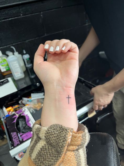 Little Cross Tattoos, Christian Tattoos Small, Cross Tattoo On Wrist, Tato Salib, Simple Wrist Tattoos, Tato Jari, Basic Tattoos, Tiny Wrist Tattoos, Cross Tattoos For Women