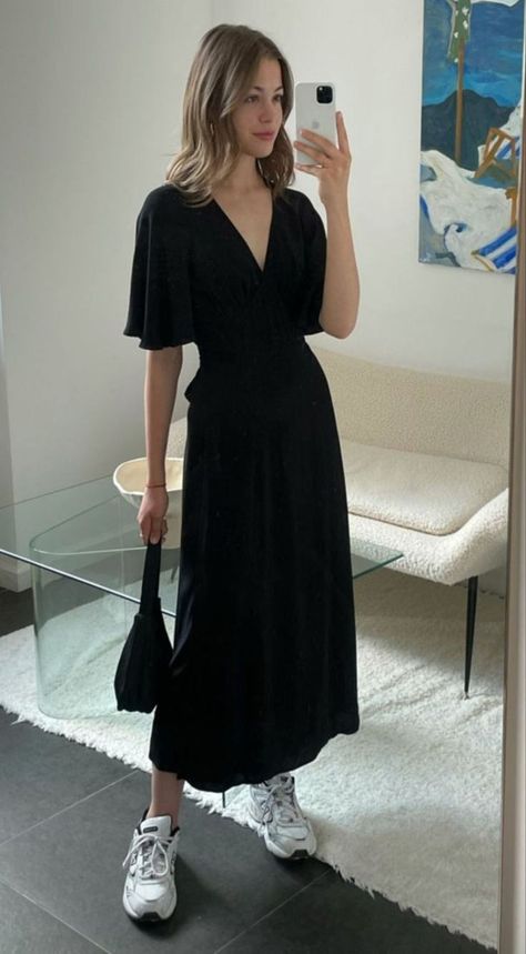 Wide Shoulders How To Dress, Style A Black Dress, Outfit Elegantes, Elegant Casual Dress, Simple Frocks, Cute Modest Outfits, Stylish Short Dresses, Casual College Outfits, Casual Indian Fashion