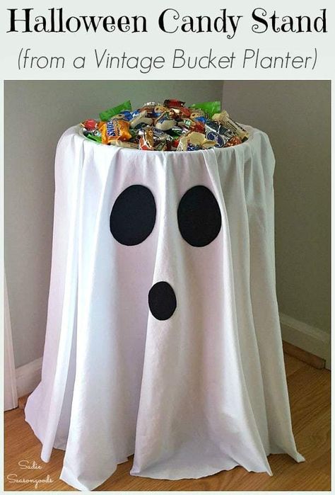 An outdated vintage bucket planter or barrel stand (once used to hold knitting & yarn) is actually the PERFECT thing to upcycle into a DIY Halloween candy bowl holder with this amazing repurposing tutorial from Sadie Seasongoods. It's crazy simple to repurpose it into a friendly ghost that happens to be a candy stand, too. Get all the upcycled craft project details at www.sadieseasongoods.com #halloween #ghost #upcycled #repurposed #Halloweencandy Halloweenpyssel Barn, Porta Halloween, Veselý Halloween, Pelottava Halloween, Diy Halloween Dekoration, Dekorasi Halloween, Halloween Candy Bowl, Candy Stand, Halloween Decor Diy