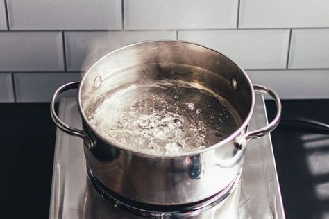 What's The Difference Between Boiling And Simmering Water? Daily Objects, Breakfast Party Foods, Easy Dinner Casseroles, How To Thicken Sauce, Water Boiling, Breakfast Party, Cooking Hacks, Quick Easy Dinner, Food Info