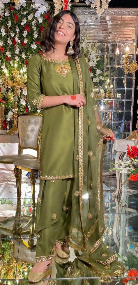 Mehendi Dress Ideas For Sisters, Indian Mehendi Outfits Sisters, Mehendi Outfits Sisters Green, Mehndi Outfit Simple, Valima Dress Pakistani Sister, Mehendi Outfit Ideas, Shadi Mubarak, Bridal Dresses 2022, Simple Mehndi Dresses