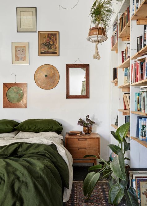 Modern Plant Bedroom Ideas, Dark California Cool Interior, Pottery Studio Interior Design Style, Keyboard In Bedroom, Midcentury Bedroom Aesthetic, Mid Mod Bedroom, Cozy Mid Century Modern Bedroom, Granola Room, Mid Century Eclectic Bedroom