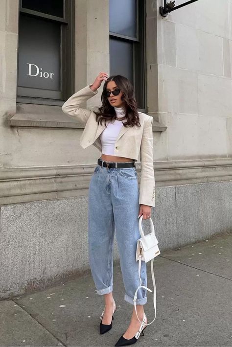 Cropped Tan Blazer Outfit, Beige Short Blazer Outfit, Crop Blazer Outfit, Cropped Blazer Outfit, Blazer E Short, Blazer Street Style, Blazer Outfits Casual, Gaun Fashion, Crop Blazer