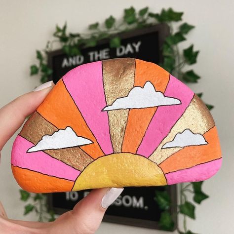 Sunset Rock Painting Easy, Rectangle Rock Painting Ideas, Retro Rock Painting, Sunset Painted Rocks, Painted River Rocks Ideas, River Rock Painting Ideas, Rock Paintings Easy, Easy Painted Rocks Ideas, Paint Rocks Ideas Easy