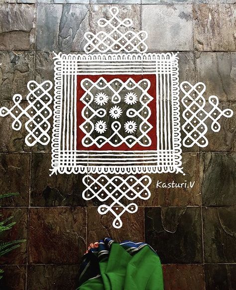 Kolam Painting, Pulli Kolam Design, Pattern Design Drawing, Easy Rangoli Designs Videos, Pulli Kolam, Very Easy Rangoli Designs, Rangoli Designs Photos, Rangoli Designs Simple Diwali, Rangoli Simple