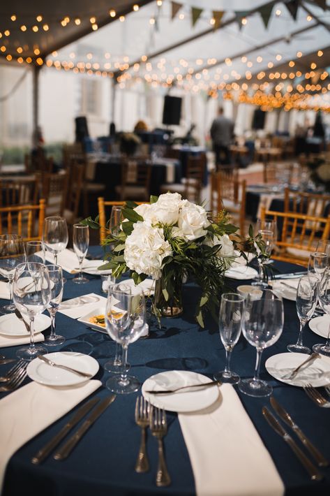 Dark Blue Wedding Table Setting, Royal Blue Wedding Aesthetic, Navy Blue And White Wedding Decorations, Dark Blue Wedding Colors, Navy Blue Wedding Theme Decoration, Navy Wedding Tables, Dark Blue Wedding Decor, Navy Reception Decor, Navy Blue Wedding Table Settings