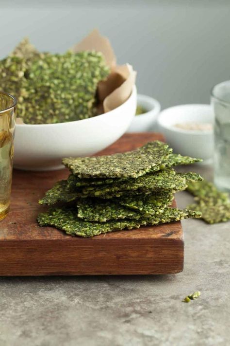 These gloriously green gluten-free, paleo and vegan pesto kale seed crackers are a cross between kale chips and seed crackers. Gluten Free Pesto, Dairy Free Pesto, Healthy Crackers, Seed Crackers, Healty Dinner, Kale Pesto, Comidas Fitness, Homemade Crackers, Happy Mind