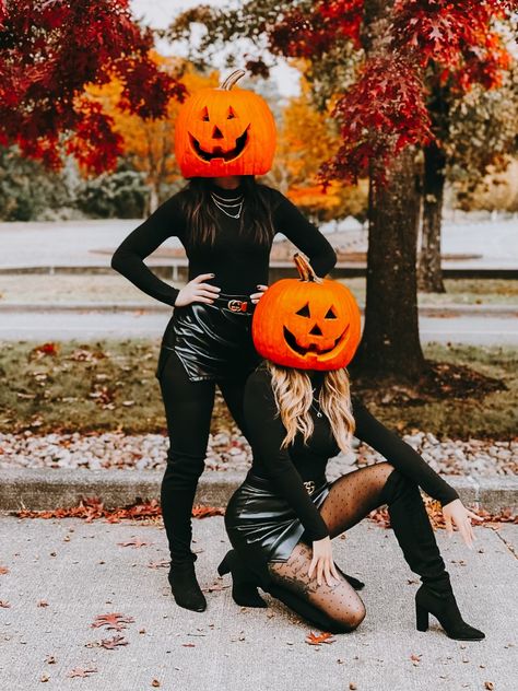 BFF pumpkin head photo shoots are the best! Everyone should do one. ❤️🎃 Pumpkin Head Photoshoot, Head Photoshoot, Photography Halloween, Halloween Photography, Fun Photoshoot, Bff Photoshoot, Halloween Photoshoot, Pumpkin Head, Fall Photoshoot