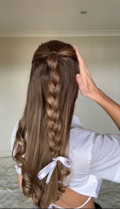 Kadeřnické Trendy, Vlasové Trendy, Ribbon Hairstyle, Heatless Hairstyles, Peinados Fáciles Para Cabello Corto, Hair Stylies, Hair Stylist Life, Easy Hairstyles For Long Hair, Hairstyles For School