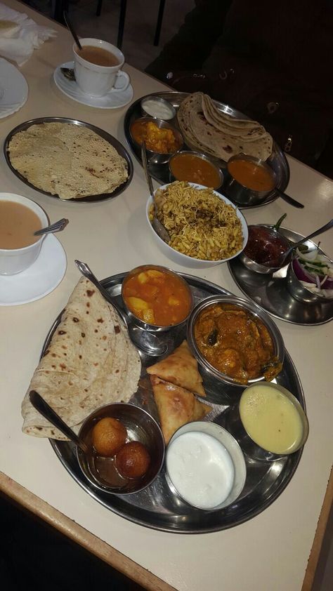 The best gujarati thali!! Indian Thali Snapchat, Aftari Dishes Pic, Bhojan Thali, Braided Hairstyles With Beads, Trendy Braided Hairstyles, Gujarati Thali, Hairstyles With Beads, Indian Food Photography, Eating Food Funny