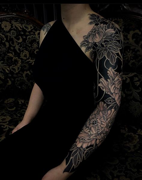 Tattoo Ideas For Female, Finger Tattoo For Women, Tattoo Ideas Small, Blackout Tattoo, Inspiration Tattoo, Ornamental Tattoo, Floral Tattoo Sleeve, Tattoos Geometric, Japanese Sleeve Tattoos