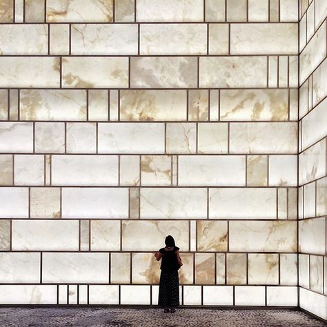 Love this shot of @parkhyattny's onyx room by @cb #backlit #glow #onyx #regram Onyx Wall Design, Onyx Marble Wall Interior Design, Backlit Onyx Wall, Backlit Onyx Stone, Onyx Marble Texture, Onyx Wall, Yabu Pushelberg, Stone Panels, Wall Ceiling